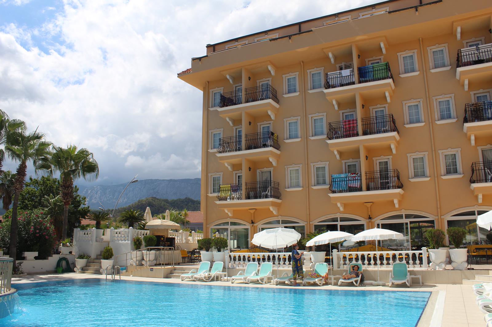 Maresa - Sinatra Hotel